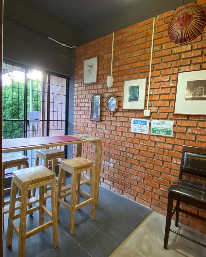 Batu Bata Guesthouse Кучинг Екстериор снимка